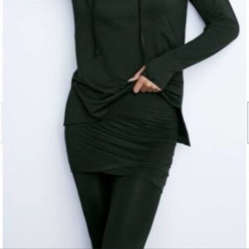 Cabi Fireside Green M’leggings medium. Super soft - built in skirt style 3857